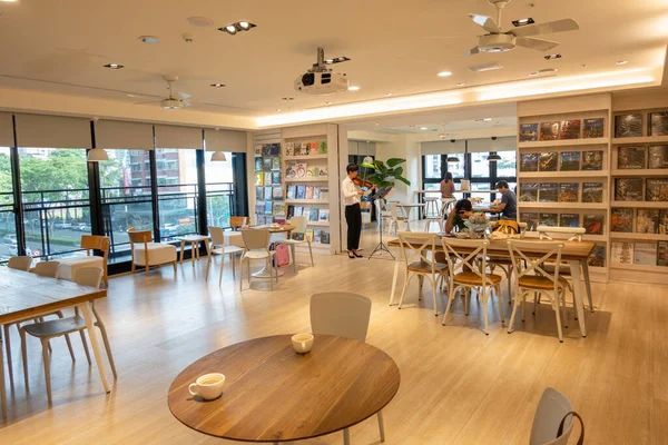 Taichung, Tayvan - 10 Eylül 2020: Taichung, Tayvan, Asya 'daki ünlü AP kitapçısının modern bina içi