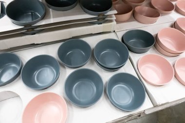 seramik bardaklar arka arkaya, geometri yakın çekim resmi