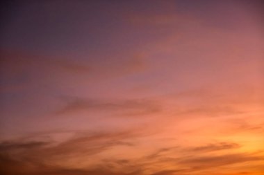 Gökyüzünde renkli günbatımı bulutları, doğanın arka planı bulutlu cennet