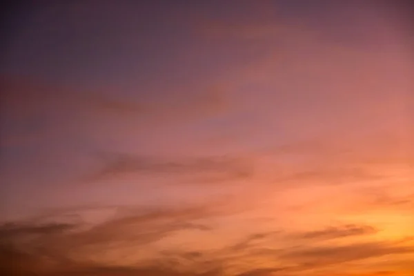 Πολύχρωμα Σύννεφα Ηλιοβασίλεμα Πάνω Από Τον Ουρανό Φόντο Της Φύσης — Φωτογραφία Αρχείου
