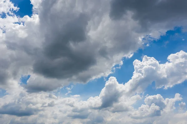 Gökyüzü Mavi Arkaplan Cennetteki Beyaz Bulutlar — Stok fotoğraf