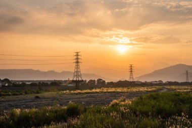 Puli kasabası, Nantou, Tayvan 'da renkli gökyüzü altında elektronik kulesi olan şehir batımı manzarası