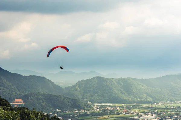 Barevné Paragliding Přes Modré Nebe Bílými Mraky Městě Puli Tchaj — Stock fotografie