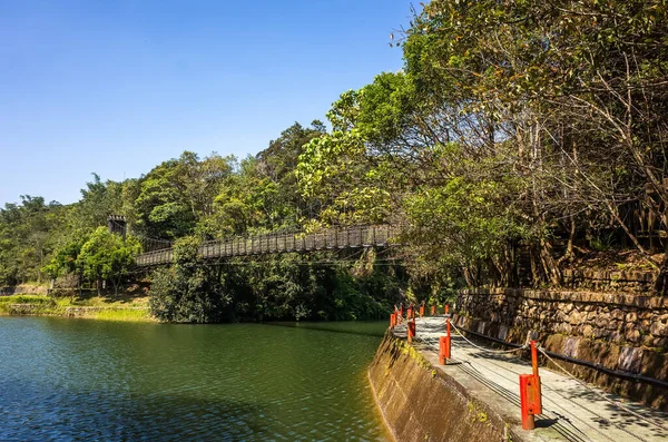 台湾南头土合水库有悬索桥的池塘景观 — 图库照片