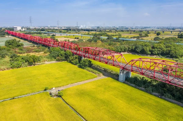 Κόκκινη Διάσημη Γέφυρα Xilou Πάνω Από Ποτάμι Και Αγρόκτημα Στην — Φωτογραφία Αρχείου