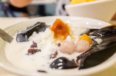 Renkli tatlılı soğuk buzlu dondurma, ünlü Tayvan atıştırmalıkları.