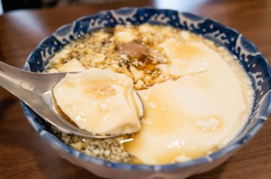 Meşhur Tayvan usulü buzlu tofu pudingi yemek.
