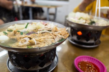 Geleneksel Tayvan yemekleri Domuz bağırsağı Kokulu Sıcak Ot