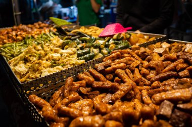 Gece pazarında Tayvan usulü kızarmış tavuğun geleneksel atıştırmalıkları.