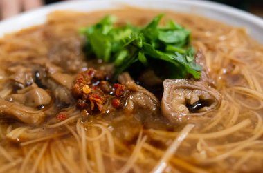 Tayvan usulü ince erişte ve domuz bağırsağı yemek.