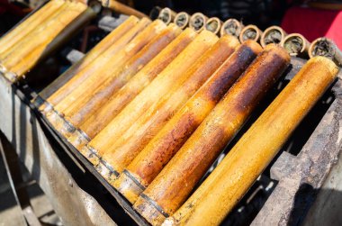 Tayvan usulü aperatifler bambu tüplerinde pilav pişirilir.