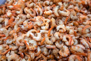 Tayvan 'daki geleneksel pazarda bir yığın kurutulmuş karides balığı.