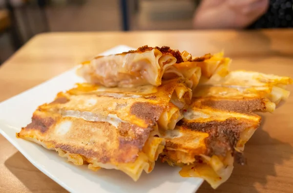 台湾一家餐馆里传统的油炸饺子台湾小吃 — 图库照片