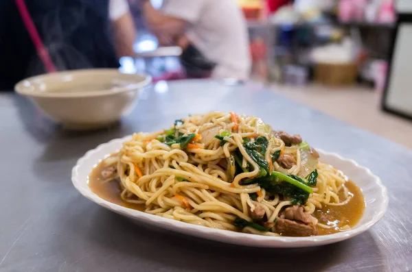 Jíst Slavné Tchajwanské Smažené Nudle Restauraci — Stock fotografie