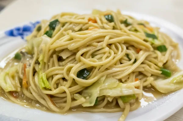 Fideos Fritos Chinos Plato Sobre Mesa — Foto de Stock