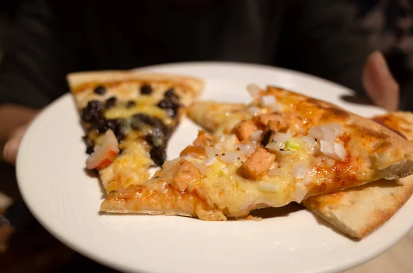 Comer Pequeno Pedaço Pizza Restaurante — Fotografia de Stock