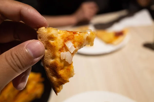 Comer Pizza Pequeña Restaurante — Foto de Stock