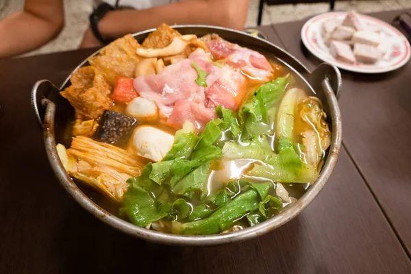 Panci Panas Kecil Taiwan Dengan Sayuran Dan Daging Restoran — Stok Foto