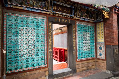 Yeni Taipei şehri, Tayvan - 14 Haziran 2020: Xianse Tapınağı, New Taipei şehri, Tayvan, Asya 'da güzel taş duvar ve kapı