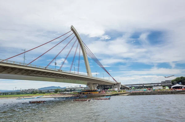 Taipeh Taiwan Juni 2019 Stadtkulisse Mit Wettbootrennen Unter Der Brücke — Stockfoto
