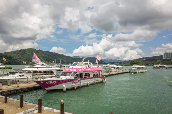 Nantou Taiwan Maio 2019 Turistas Barcos Cais Templo Xuanguang Sun — Fotografia de Stock