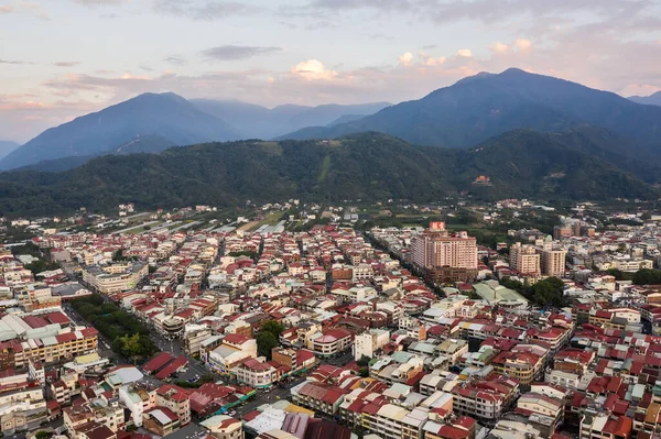 台湾南投 2019年11月5日 夕方の建物のあるプリ町の空の景色 — ストック写真
