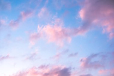Gökyüzünde renkli günbatımı bulutları, doğanın arka planı bulutlu cennet