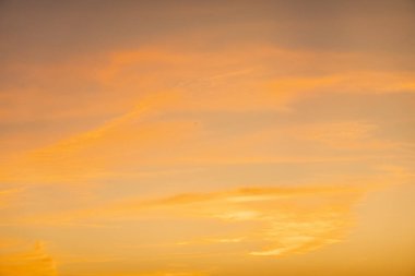Gökyüzünde renkli günbatımı bulutları, doğanın arka planı bulutlu cennet