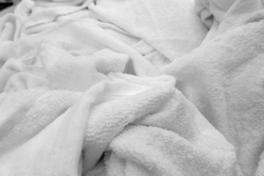 Bir pazar yerinde kitle bezleri ve havlular