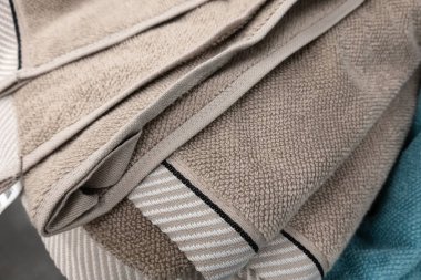 Bir pazar yerinde kitle bezleri ve havlular