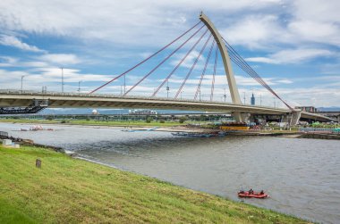 Taipei, Tayvan - 9 Haziran 2019: Taipei, Tayvan, Asya 'da nehir altında köprü ile şehir manzarası