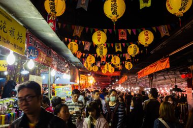 Taipei, Tayvan - 23 Ocak 2020: Çin Yeni Yılı 'nda Dihua Caddesi' nin pazar yeri. İnsanlar burada her türlü geleneksel Çin yemeği ve malını bulabilirler..