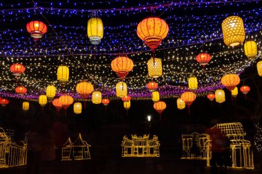 Taichung Şehri, Tayvan - 19 Şubat 2020: Tayvan, Asya 'daki Houli At Çiftliği' nde turist ve fenerlerle fener festivali