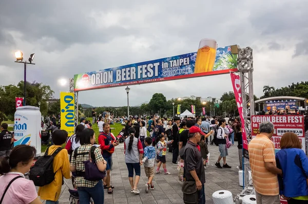 Taipei Taiwan Oktober 2019 Okinawa Orion Bierfeest Met Drank Mensen — Stockfoto
