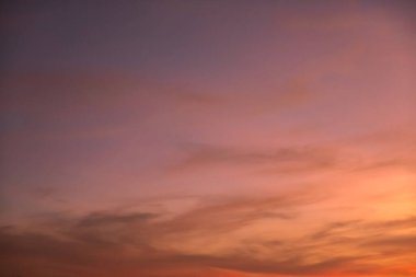 Gökyüzünde renkli günbatımı bulutları, doğanın arka planı bulutlu cennet