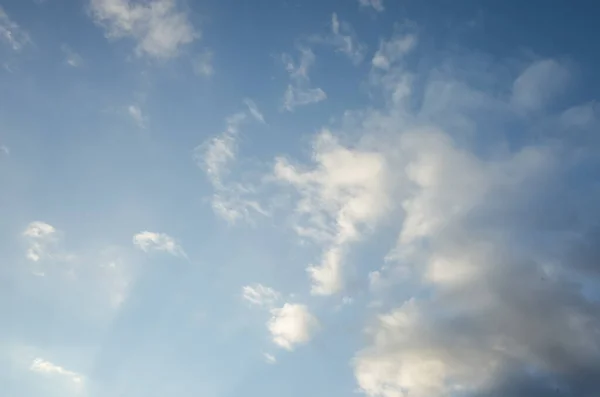 Natura Tło Białych Chmur Błękitnym Niebie — Zdjęcie stockowe