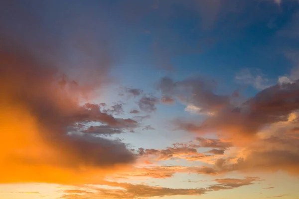 夕阳的背景 天空中的金色云彩 — 图库照片