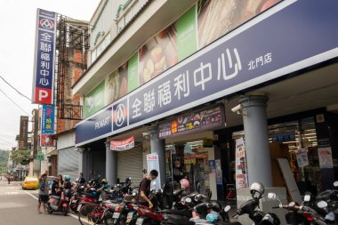 Puli, Tayvan - 13 Eylül 2020: Pxmart, Puli kasabasındaki ünlü yerel süpermarket, Nantou, Tayvan