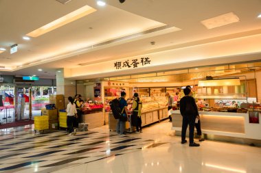 Taipei, Tayvan - 1 Ekim 2020: Taipei Belediye Otobüs İstasyonu 'ndaki ünlü Shun Chen Fırını, Tayvan
