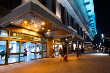 Taipei, Tayvan - 1 Ekim 2020: Taipei, Tayvan 'daki Taipei Ana İstasyonu' nun gece sahnesi