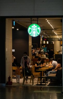 Banqiao, Tayvan - 4 Ekim 2020: Banqiao Otobüs ve MRT İstasyonu, Tayvan