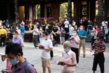 Taipei, Tayvan - 4 Ekim 2020: İnsanlar Tayvan 'daki Wanhua Lung Shan Tapınağında tütsü çubukları tutup dua ediyorlar.