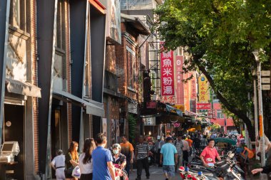 Taipei, Tayvan - 4 Ekim 2020: Taipei, Tayvan 'daki Wanhua Lung Shan Tapınağı yakınlarındaki Bangka Eski Caddesi