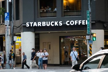 Taipei, Tayvan - 4 Ekim 2020: Taipei, Tayvan Ximending semtindeki Starbucks Kafe