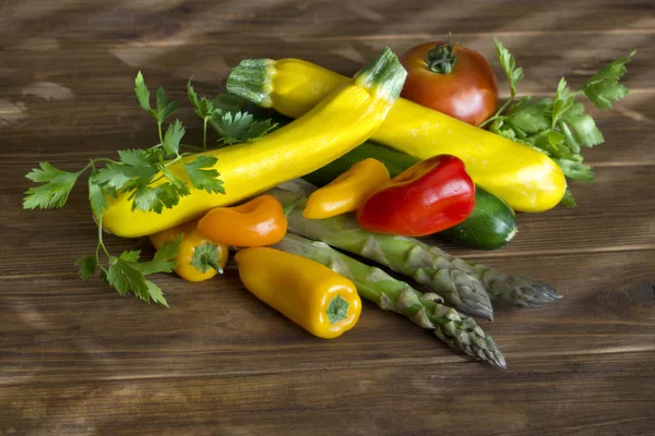 Verdure estive fresche su un legno marrone — Foto Stock