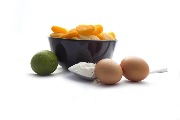 烤鸡蛋、面粉、石灰和干杏仁 — 图库照片