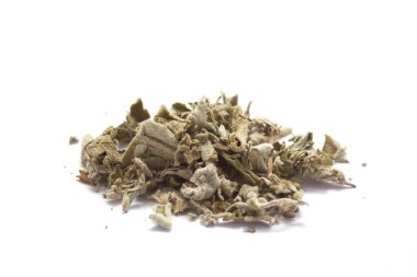 Kurutulmuş adaçayı beyazda izole edilmiş.