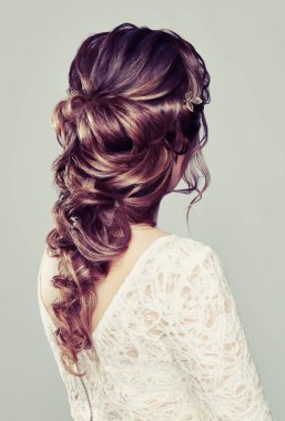 Uzun ve parlak kıvırcık saçlı esmer kadın. Güzel Model Bayan kıvırcık saç modeli ile. Bakım ve güzellik saç ürünleri. Bakım ve güzellik saç