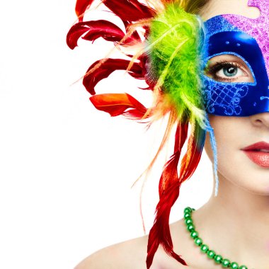 Gizemli gökkuşağı Venedik Maske güzel genç kadın. Moda fotoğraf. Maskeli balo maskesi renk tüyler ile