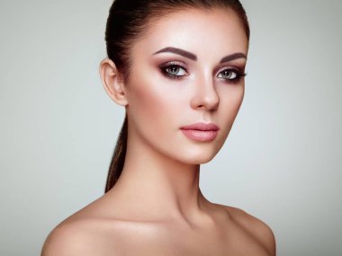 Temiz ciltli güzel bir genç kadın. Mükemmel makyaj. Güzellik modası. Kirpiklerim. Kozmetik göz farı. Işıklandırma. Kozmetoloji, Güzellik ve Spa